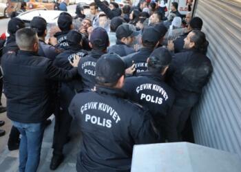 Adalet Nöbeti’ne destek ziyaretinde polis ablukası