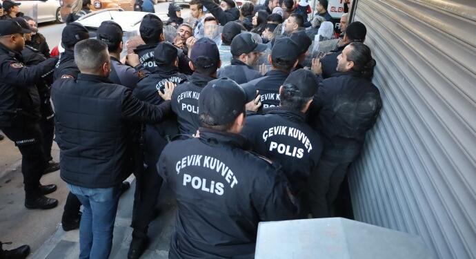 Adalet Nöbeti’ne destek ziyaretinde polis ablukası