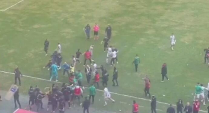 Bursasporlu oyuncular, yenildikleri Diyarbekirsporlu oyunculara saldırdı