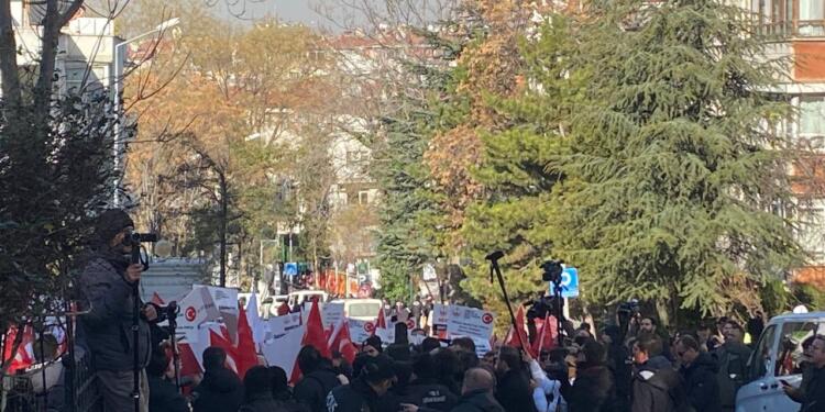 DEM Parti Genel Merkez önünde tekbirli provakasyon girişimi