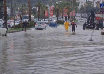 MUGLA'NIN BODRUM ILCESINDE, ETKILI OLAN KUVVETLI SAGANAK YASAMI OLUMSUZ ETKILEDI. CADDE VE SOKAKLAR GOLE DONERKEN, ARAC SURUCULERI VE VATANDASLAR ZOR ANLAR YASADI.(FOTO: FIRAT AKAY / BODRUM, DHA)