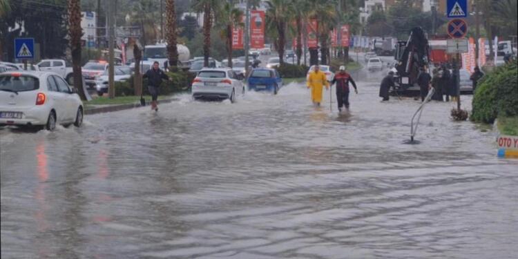 Bodrum’da sel nedeniyle caddeler nehre dönüştü