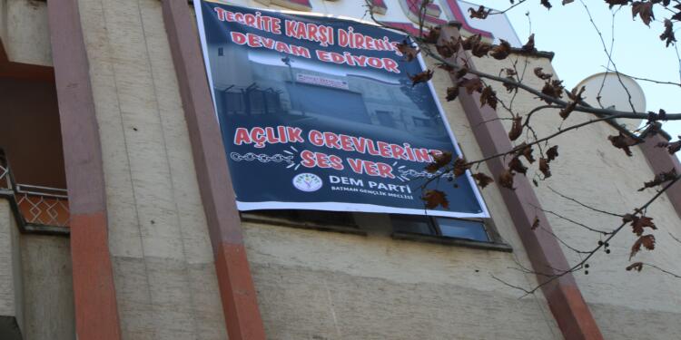 DEM Parti Êlih Gençlik Meclisi’nden açlık grevlerine pankartlı destek