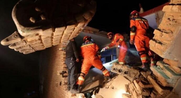 Çin’deki depremde 131 kişi yaşamını yitirdi