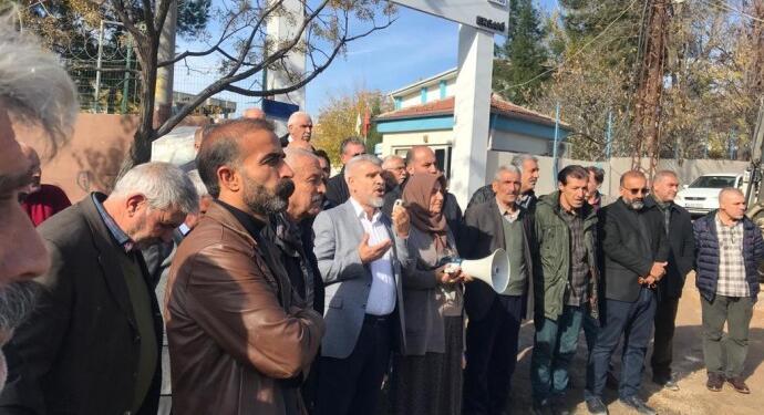 Erxenî’de kayyıma tepki: Aylardır cadde kazılı durumda