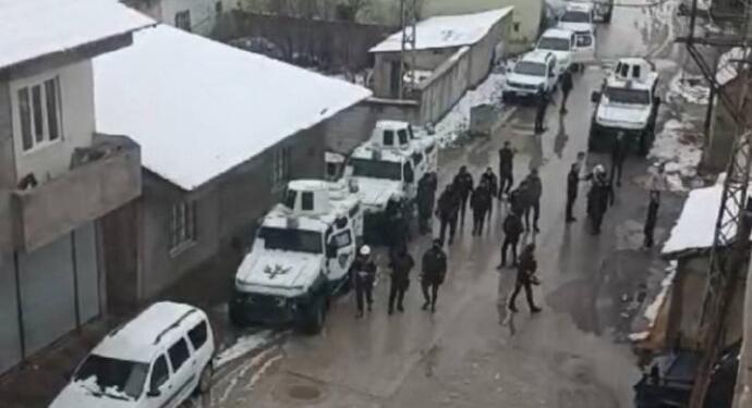 Gever’de, VEDAŞ ekipleri polislerle baskın yaptı