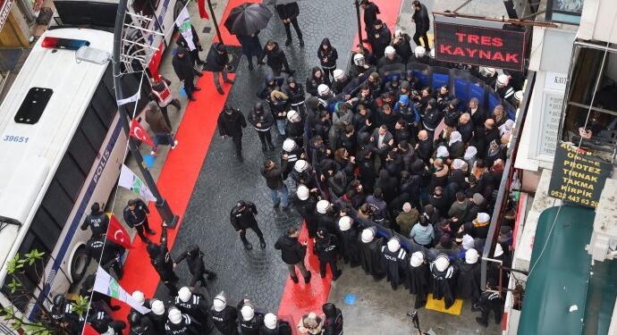 Cenazelerin ‘karton kutularda’ teslim edilmesi protesto edildi: 46 gözaltı