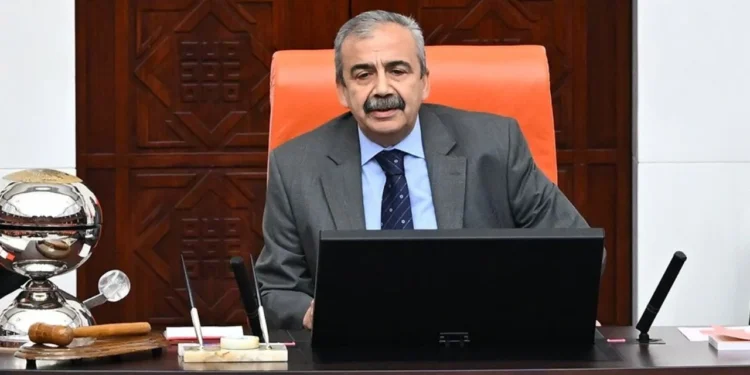 Sırrı Süreyya Önder hastaneye kaldırıldı