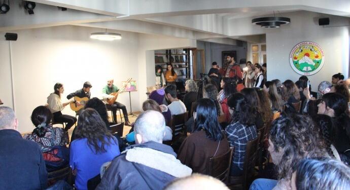 Nagihan Akarsel’in ‘Nisan’ kitabı için imza günü yapıldı