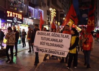 İzmir’de gençler ev baskınlarını protesto etti