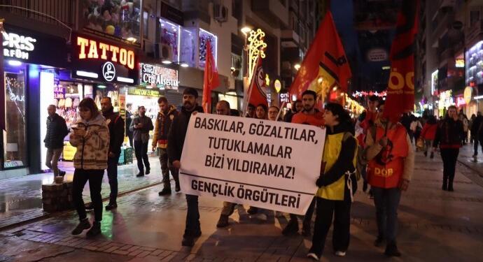 İzmir’de gençler ev baskınlarını protesto etti