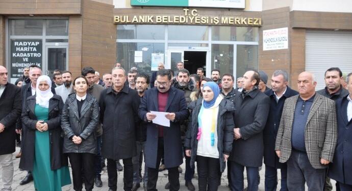 Kayyım atanan belediyenin önünde açıklama: Geri alacağız