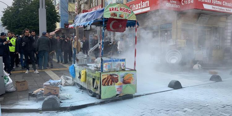 Zabıta tezgahını kaldırmak istedi, seyyar satıcı kendini yaktı