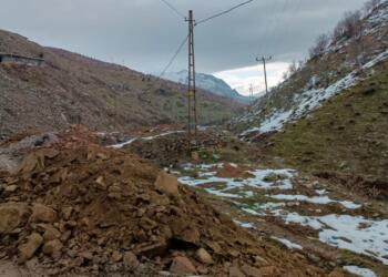 Xîzan’daki toplu mezara hafriyat ve çöp dökülüyor