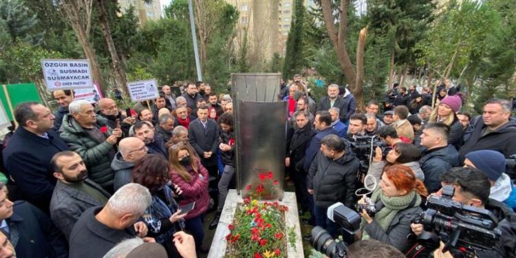 Metin Göktepe mezarı başında anıldı