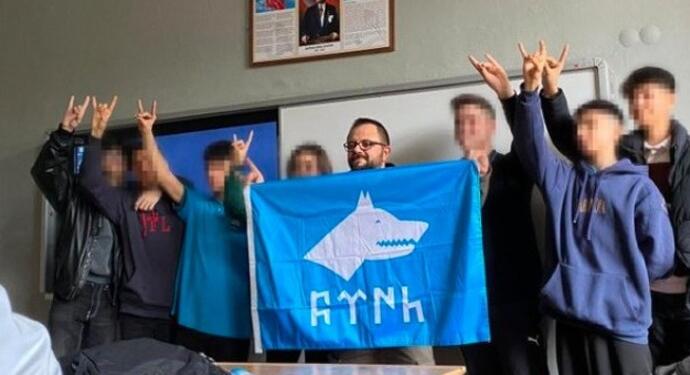 Sınıfta Göktürk Bayrağı açıp öğrencilere bozkurt işareti yaptırdı