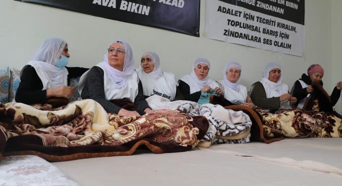 Adalet Nöbetleri devam ediyor: Tecrit sonlanana kadar eylemler devam edecek