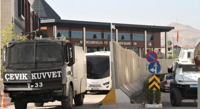 Kayyım borcu borçla kapatıyor