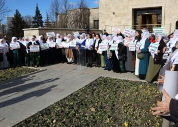 Anneler Meclis önünden seslendi: Çözüm için adım atın