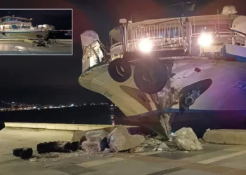 İzmir’de kaptanı rahatsızlanan vapur karaya çarptı