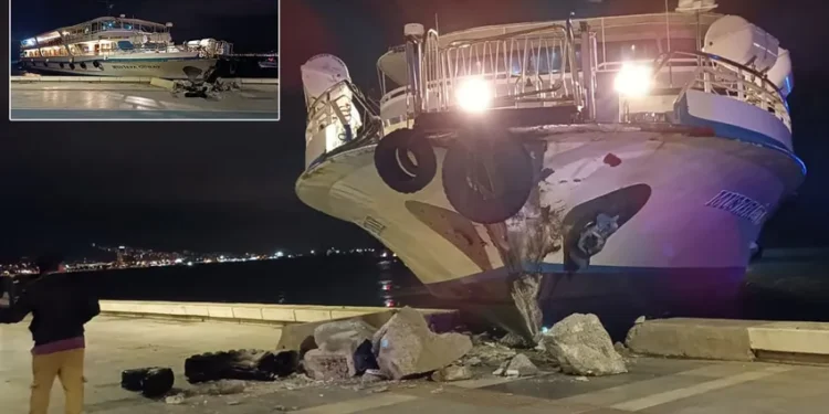 İzmir’de kaptanı rahatsızlanan vapur karaya çarptı
