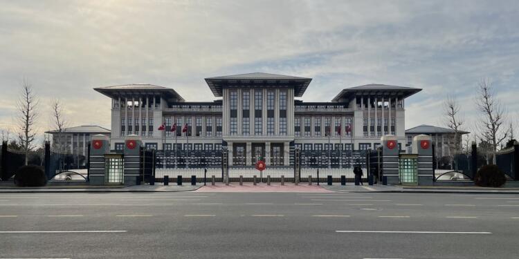 AKP günlük 35 milyon harcayıp emeklinin 10 bin TL ile geçinmesini bekliyor