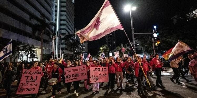 Binlerce kişi Netenyahu’nun gitmesi için alanlara çıktı