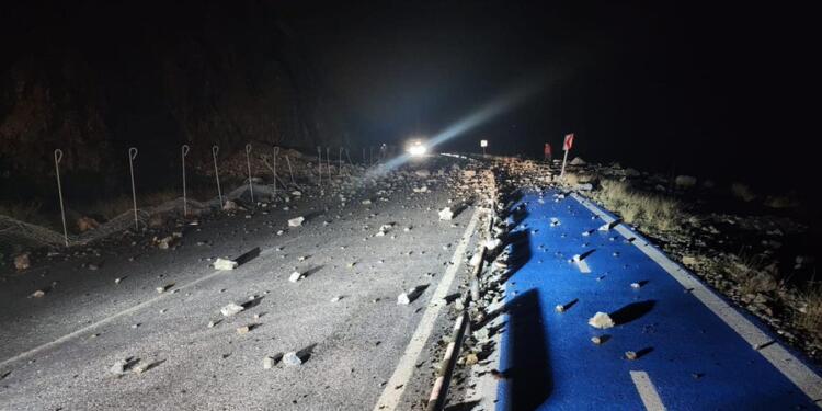 Depremden sonra Samandağ-Arsuz yolu trafiğe kapatıldı