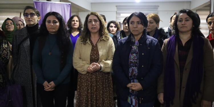 Amed’te, Akarsel’in ‘Nisan’ kitabı için imza etkinliği