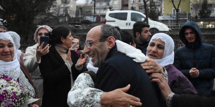 Tahliye olan 30 yıllık tutsak Tamir’e kitlesel karşılama