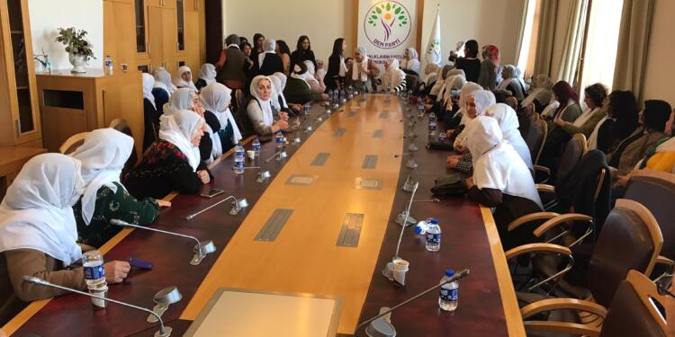 Adalet Nöbeti’ndeki annelerden DEM Parti’ye ziyaret