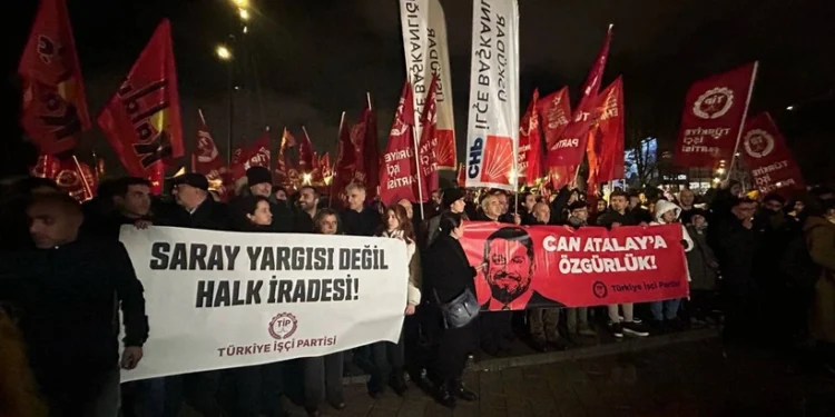 Beşiktaş İskelesi’nde Atalay için eylem: Bekir Bozdağ yuhalandı