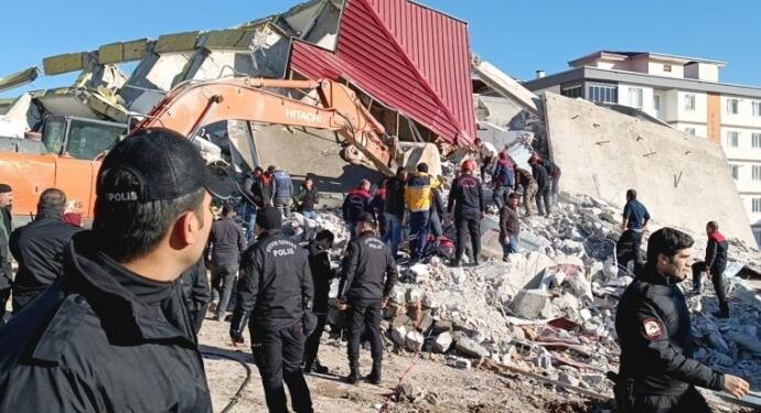 Ağır hasarlı bina kepçe üzerine çöktü: Operatör enkazda kaldı