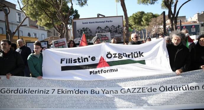 Alsancak’ta İsrail protestosu: İnsan zinciri oluşturuldu