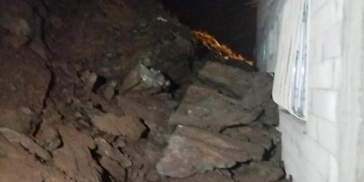 Colemêrg’de heyelan: Bir eve kaya parçaları düştü