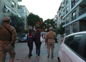 İzmir’de ev baskınları: 5 kişi gözaltına alındı