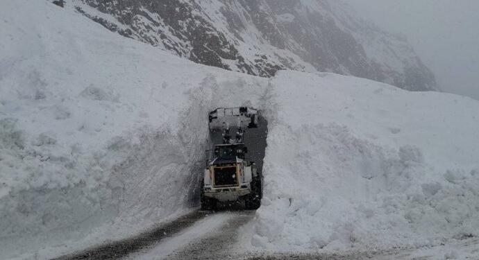 Gever-Oremar karayoluna çığ düştü