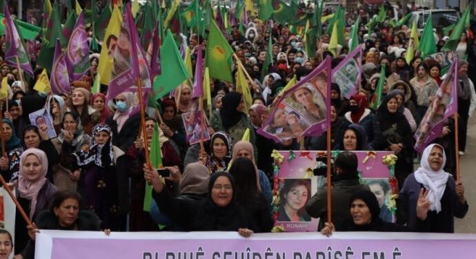 Rojava Paris’te katledilen kadınlar için yürüdü