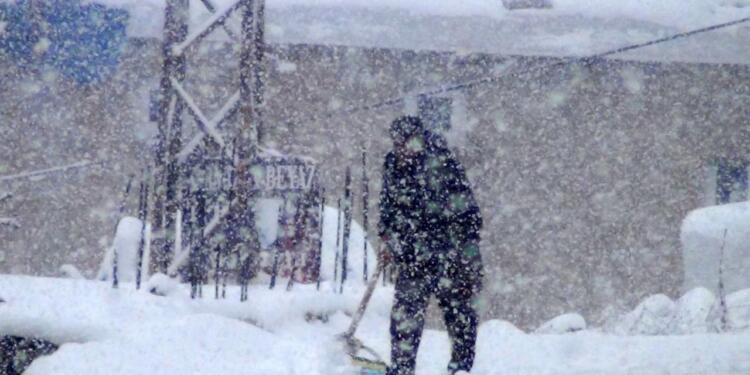 Şirnex’te 20 yer kar yağışı nedeniyle ulaşıma kapandı