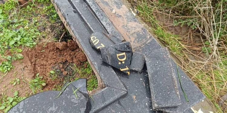 YPS’li Tiken’in mezar taşını kırıp götürdüler