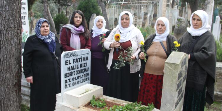 Barış Annesinin kabrine zeytin dalları bırakıldı