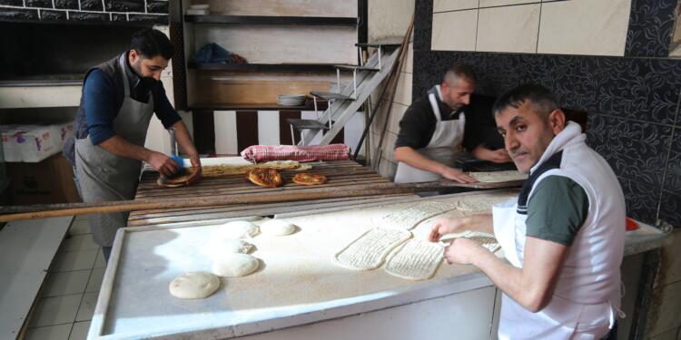 İnsanlar bayat ekmeğe muhtaç