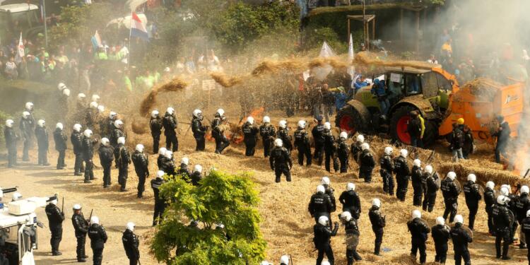 Avrupa’da çiftçiler isyan etti!