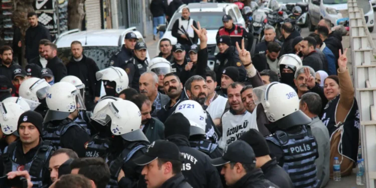 DEM Partili kitle Amed’de polis ablukasına alındı