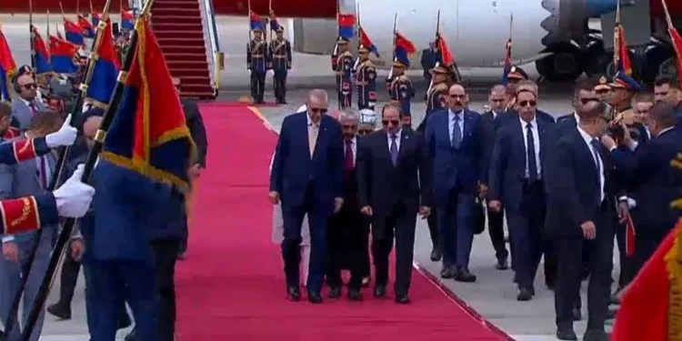 Sisi Erdoğan’ı karşıladı