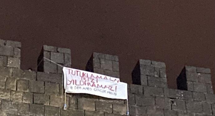 DEM Parti Gençlik Meclisi üyeleri Amed Surları’na pankart astı
