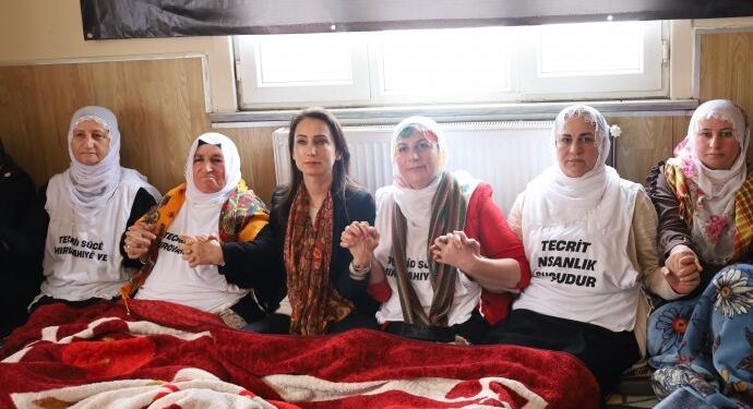 Hatimoğulları Adalet Nöbeti’ni ziyaret etti: Bu çağrıyı asker anneleri de duymalı