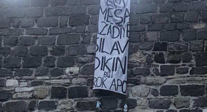 Kadifekale surlarında Abdullah Öcalan pankartı