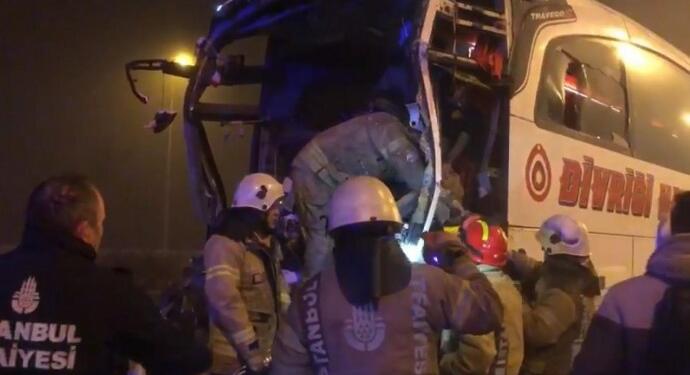 Yolcu otobüsü TIR’a çarptı: 19 yaralı