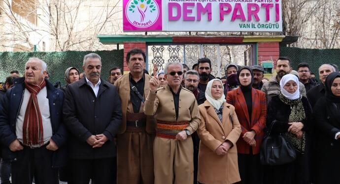 Wan’da Anadil Günü nedeniyle broşür dağıtımına engel